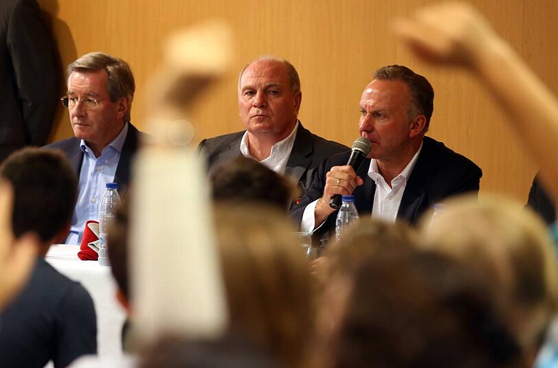Die Bayern-Bosse Uli Hoeneß, Karl-Heinz Rummenigge und Karl Hopfner zu Besuch an der Deutschen Schule Valencia.