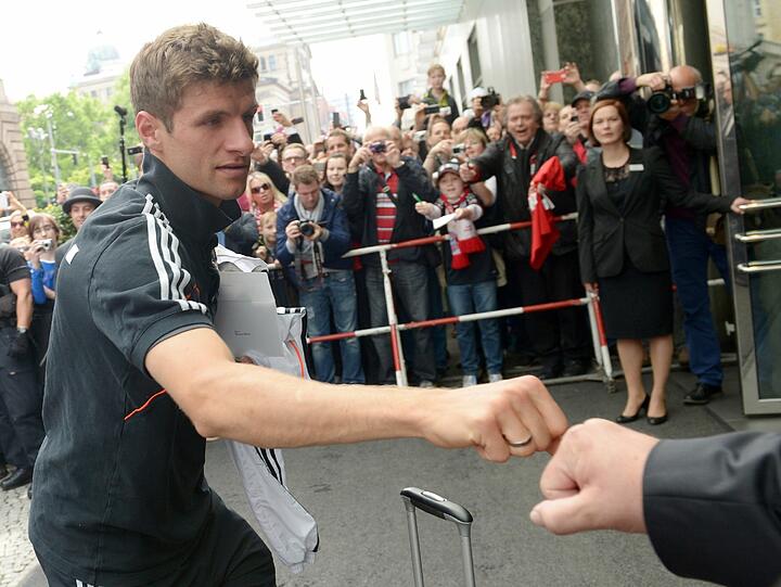 Berlin! Berlin! Der FC Bayern ist am Regent Hotel angekommen. Die Bilder