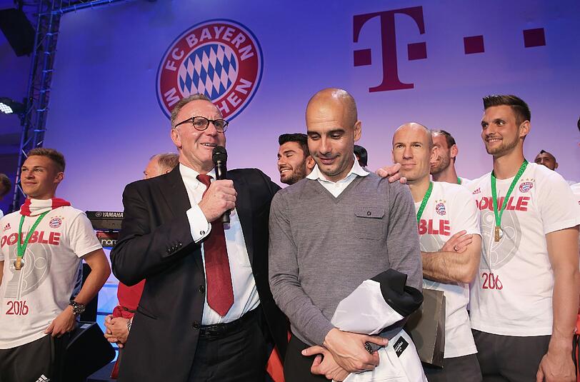 Neben der Mannschaft und dem Pokal stand auch Noch-Trainer Pep Guardiola im Fokus.