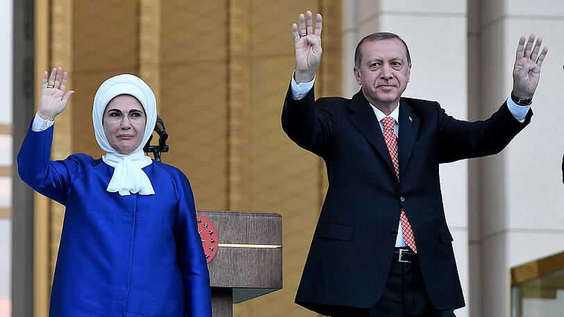 Recep Tayyip Erdogan und seine Frau Emine weihten am Sonntag ein Denkmal in Ankara zum gedenken an die Opfer des gescheiterten Putschversuchs ein. Der Ton des Präsidenten blieb martialisch.