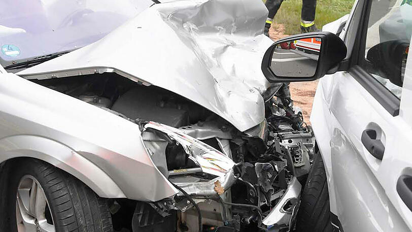 Durch einen Verkehrsunfall auf der A8 bei Hofolding im Landkreis München wurden vier Personen verletzt. Eine Opelfahrerin kollidierte mit ihrem Fahrzeug mit einem Kleinbus.