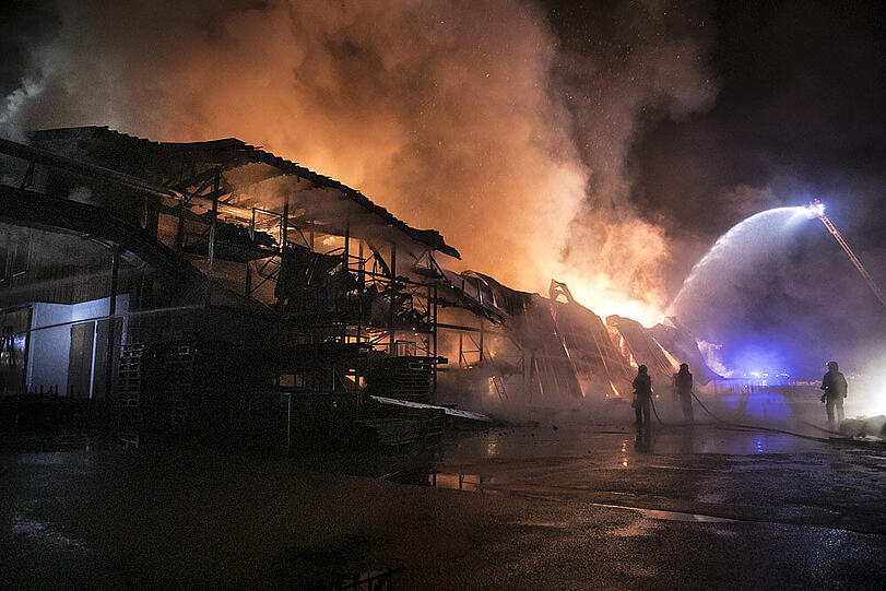Bilder vom großen Feuerwehreinsatz in Fridolfing am Dienstagabend. Der Sachschaden ist nach dem Brand eines Sägewerks immens.