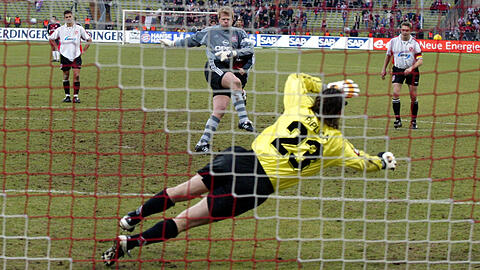 2002: Bayern-Torwart Oliver Kahn schießt einen Elfmeter gegen Tomislav Piplica - und scheitert.