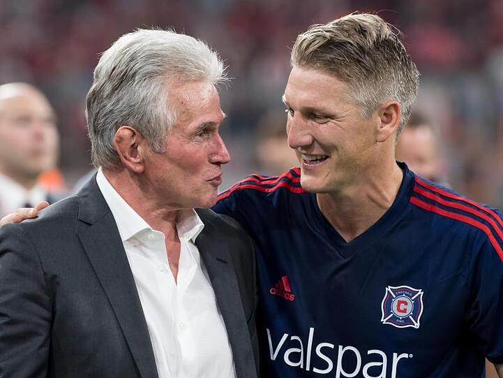 Bastian Schweinsteiger und der ehemalige Trainer von München, Jupp Heynckes. Foto: Sven Hoppe/dpa
