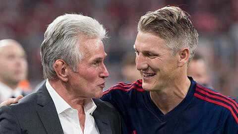 Bastian Schweinsteiger und der ehemalige Trainer von München, Jupp Heynckes. Foto: Sven Hoppe/dpa