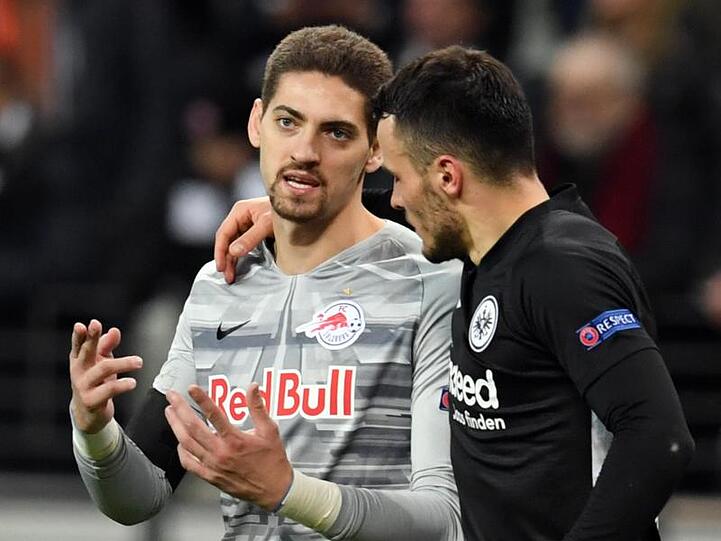 Der Frankfurter Filip Kostic (r) und Salzburg-Torhüter Cican Stankovic treffen diesen Donnerstag noch nicht aufeinander.