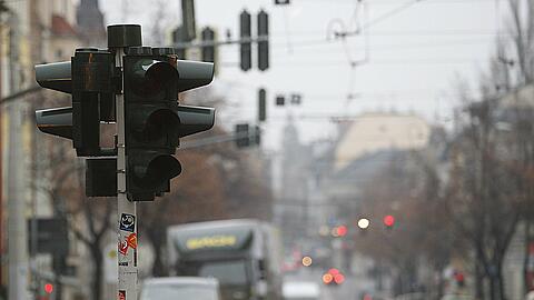 Im Großraum München sind am Donnerstagnachmittag zahlreiche Ampelanlagen ausgefallen. (Symbolbild)