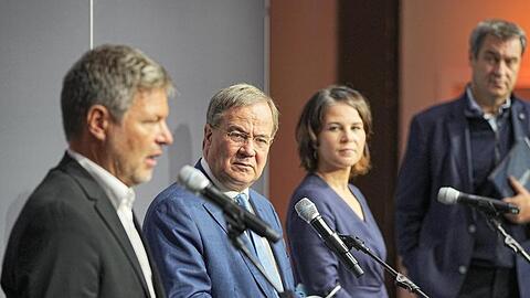 Robert Habeck, Armin Laschet, Annalena Baerbock und Markus Söder treten nach dem Sondierungsgespräch vor die Presse.