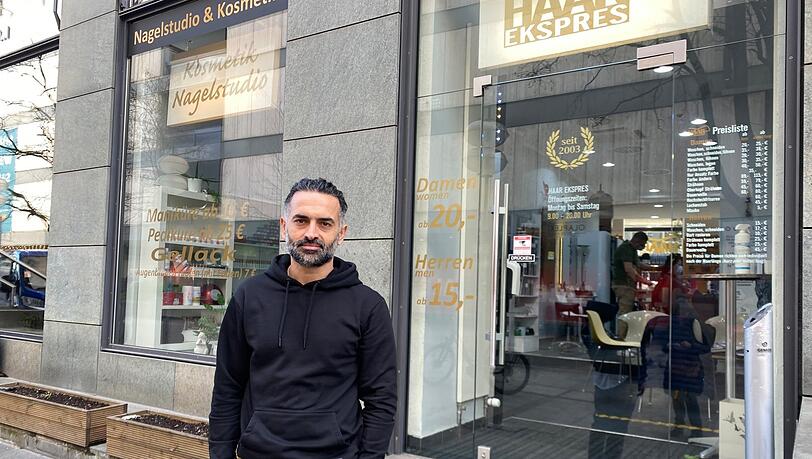"Es ist, als würde die Straße langsam absterben", sagt FriseurmeisterSahin Mersin (42) vom Haar Ekspres neben dem früheren Anna Hotel. "Es ist, als würde die Straße langsam absterben", sagt FriseurmeisterSahin Mersin (42) vom Haar Ekspres neben dem früheren Anna Hotel.