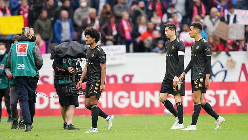 Serge Gnabry (l.), Robert Lewandowski (m.) und Jamal Musiala nach der Niederlage in Mainz. Serge Gnabry (l.), Robert Lewandowski (m.) und Jamal Musiala nach der Niederlage in Mainz.