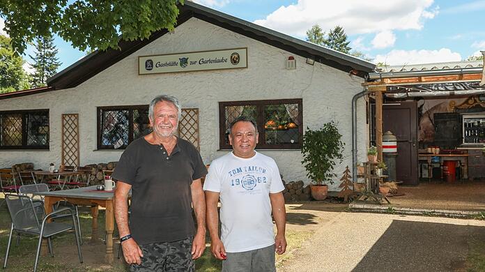 Peter Gmeinwieser (66) aus dem Kleingartenvorstand findet, seit Prem Gurung (47) die Gartenlaube führt, ist es hier noch gemütlicher geworden!