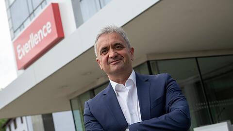 Der Vorstandsvorsitzende Uwe Lauber präsentiert vor der Unternehmenszentrale den Schriftzug Everllence.
