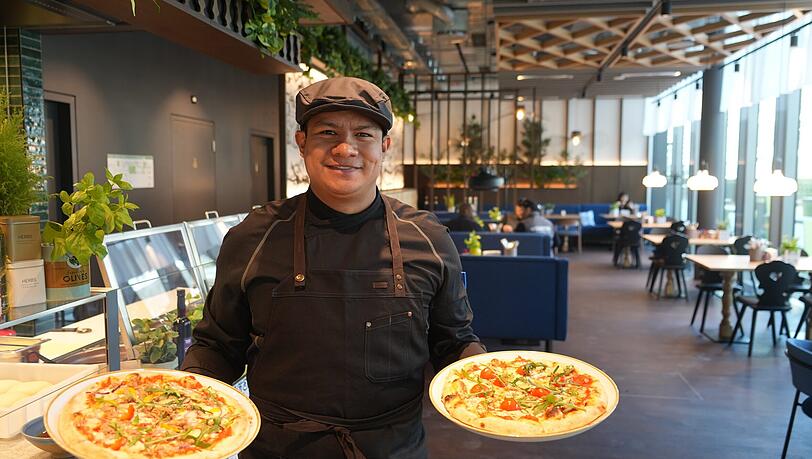 Koch Francisco bereitet Pasta und Pizza im The Italian Bavarian zu.