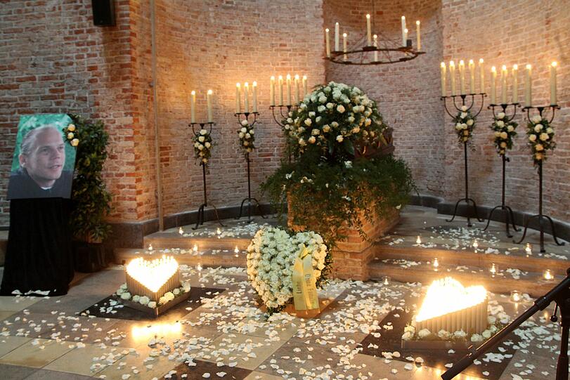 Drei Herzen aus Rosen und Kerzen schmücken den Eichensarg von Hansi Müller in der Aussegnungshalle auf dem Ostfriedhof.