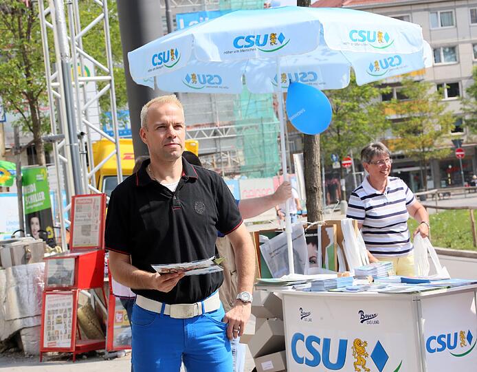 Andreas Möhring vor dem CSU-Stand am Bahnhof in Moosach.