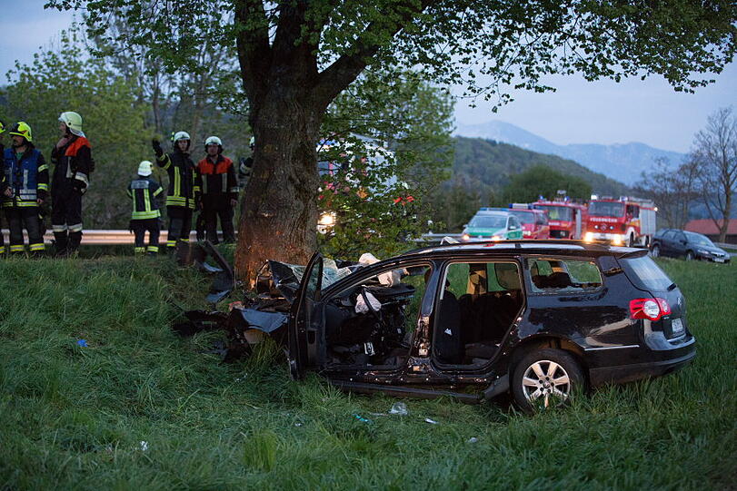 Gegen Baum geschleudert: Wenige Stunden später verstarb der 25-Jährige im Krankenhaus in Traunstein.
