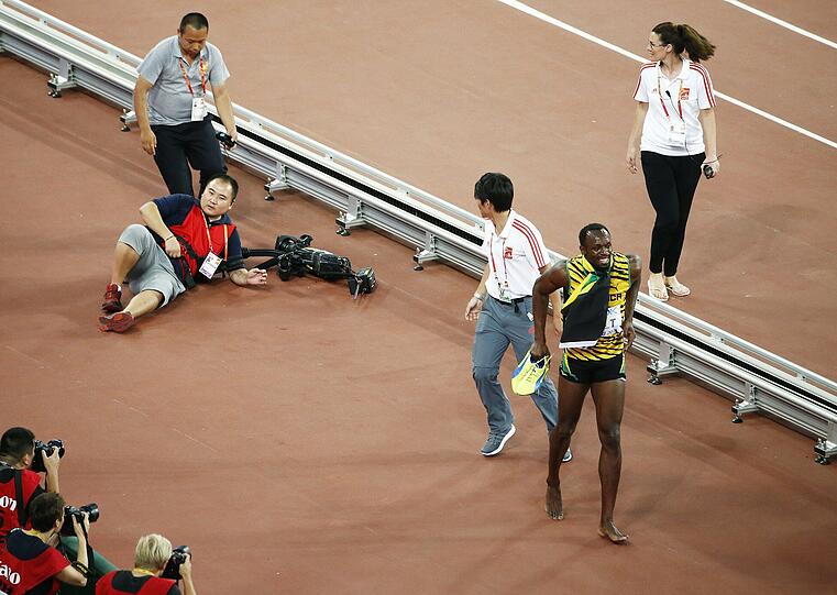 Der tiefe Fall des Usain Bolt: Ein Kameramann auf zwei Rädern brachte den Sprint-Superstar aus dem Tritt.