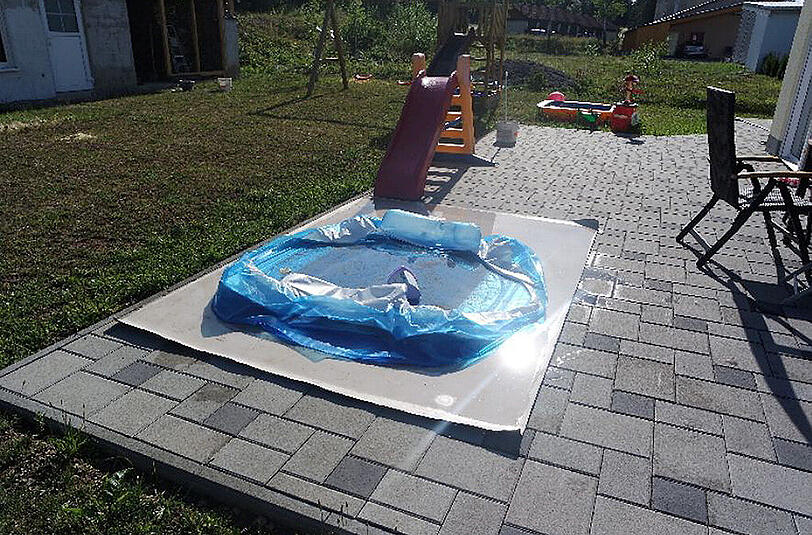 Das Foto vom 10. Juli 2015 zeigt einen beschädigten Pool in Münnerstadt. Ein Serientäter schlitzt seit sechs Jahren in Nordbayern immer wieder im Sommer aufblasbare Schwimmbecken auf.