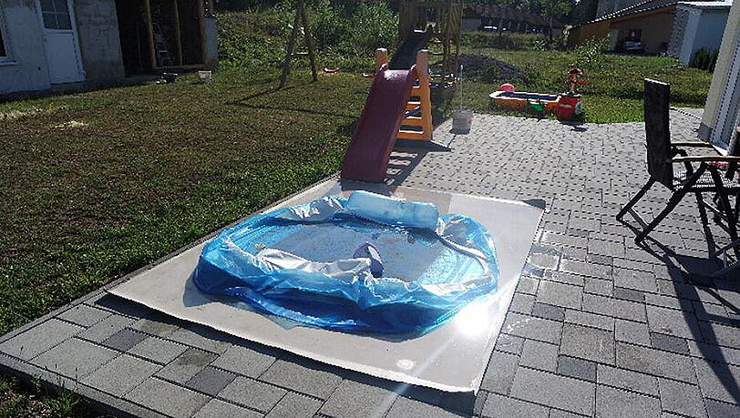 Das Foto vom 10. Juli 2015 zeigt einen beschädigten Pool in Münnerstadt. Ein Serientäter schlitzt seit sechs Jahren in Nordbayern immer wieder im Sommer aufblasbare Schwimmbecken auf. Das Foto vom 10. Juli 2015 zeigt einen beschädigten Pool in Münnerstadt. Ein Serientäter schlitzt seit sechs Jahren in Nordbayern immer wieder im Sommer aufblasbare Schwimmbecken auf.
