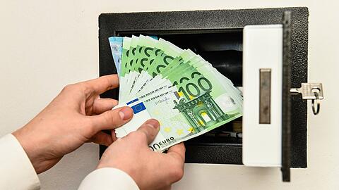 Der Arbeitgeber der 41-Jährigen hatte mehrere tausend Euro im Tresor verwahrt. (Symbolbild)