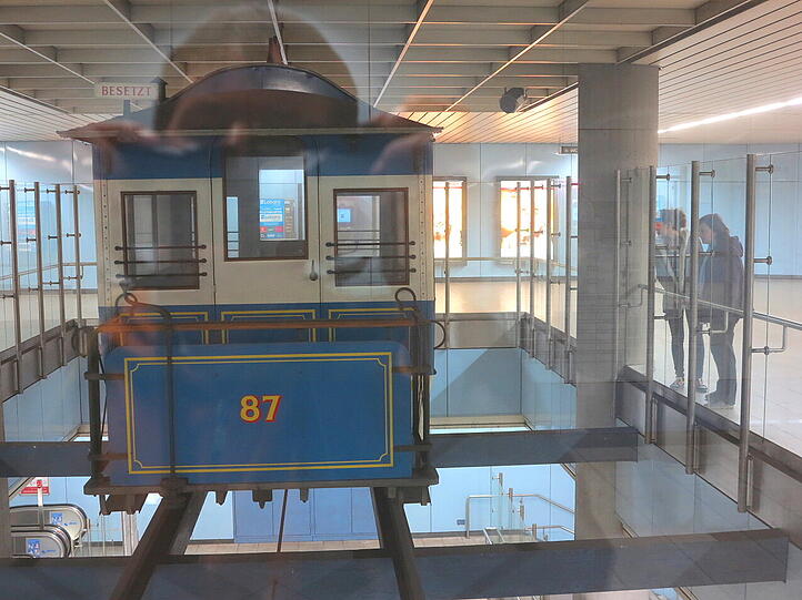 Der Pferdebahnwagen ist leicht zu übersehen - Djordje Matkovic hat ihn trotzdem entdeckt.