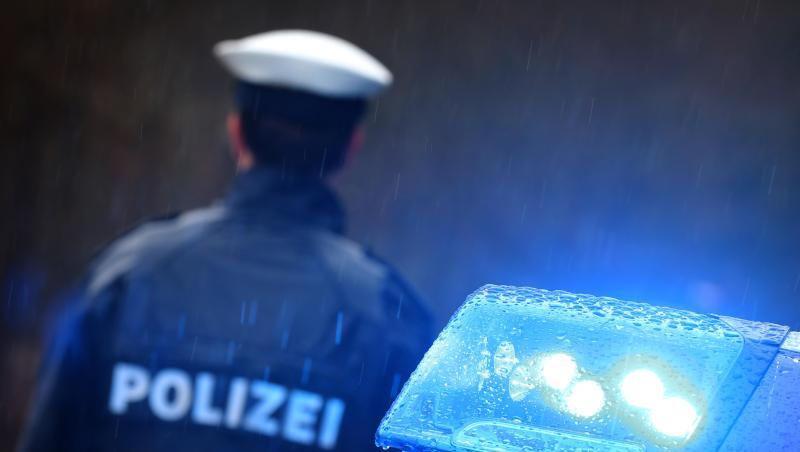 Ein Polizist steht vor einem Streifenwagen mit Blaulicht. Foto: Karl-Josef Hildenbrand/dpa/Symbolbild Ein Polizist steht vor einem Streifenwagen mit Blaulicht. Foto: Karl-Josef Hildenbrand/dpa/Symbolbild