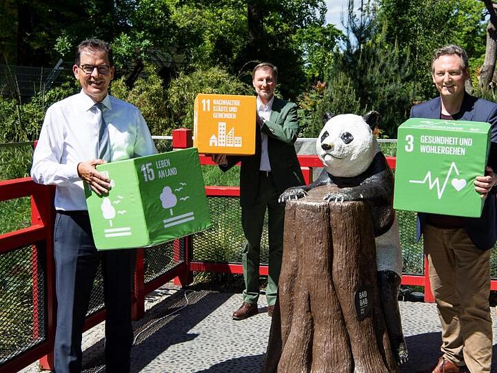 Gerd Müller (CSU), Entwicklungsminister (l-r), Andreas Knieriem, Direktor von Zoo in Berlin, und Eckart von Hirschhausen werben für den Erhalt der Artenvielfalt.