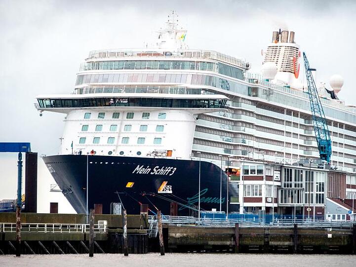 Das Kreuzfahrtschiff "Mein Schiff 3" der Reederei TUI Cruises im Cuxhavener Hafen.