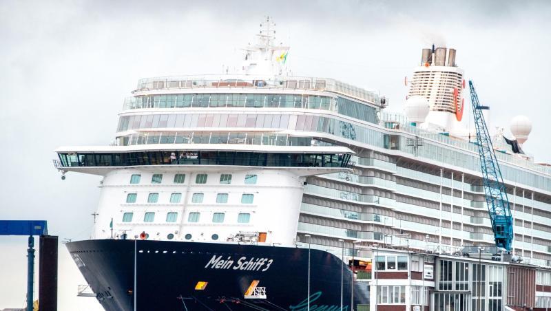 Das Kreuzfahrtschiff "Mein Schiff 3" der Reederei TUI Cruises im Cuxhavener Hafen. Das Kreuzfahrtschiff "Mein Schiff 3" der Reederei TUI Cruises im Cuxhavener Hafen.