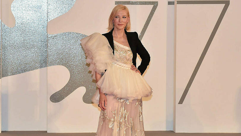 Cate Blanchett zeigt sich in Venedig in einem Ensemble von Alexander McQueen. Cate Blanchett zeigt sich in Venedig in einem Ensemble von Alexander McQueen.