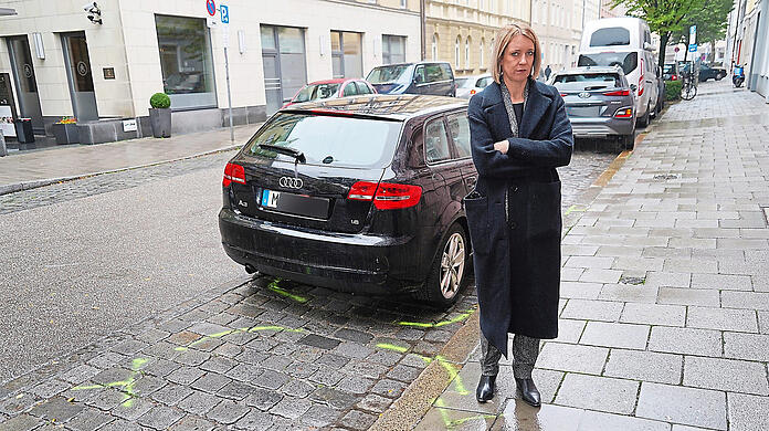 In der Klenzestraße hat Sonja Ragaller beim Einparken ganz leicht ein Auto touchiert. Sie meldet es nicht der Polizei, weil sie und ihr Nachbar keinen Schaden feststellten. Wenig später lässt die Polizei ihren Wagen abschleppen.
