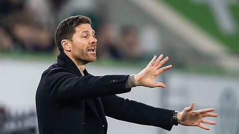 Leverkusens Trainer Xabi Alonso gibt Anweisungen.