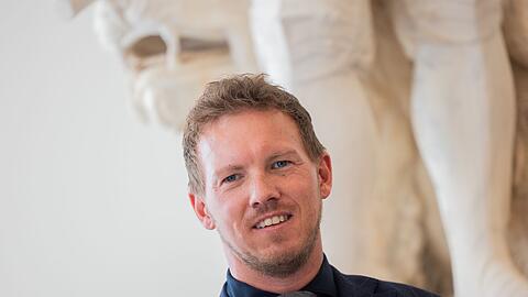 Bundestrainer Julian Nagelsmann lächelt. Der DFB-Chefcoach äußert sich zu seiner Zukunft.