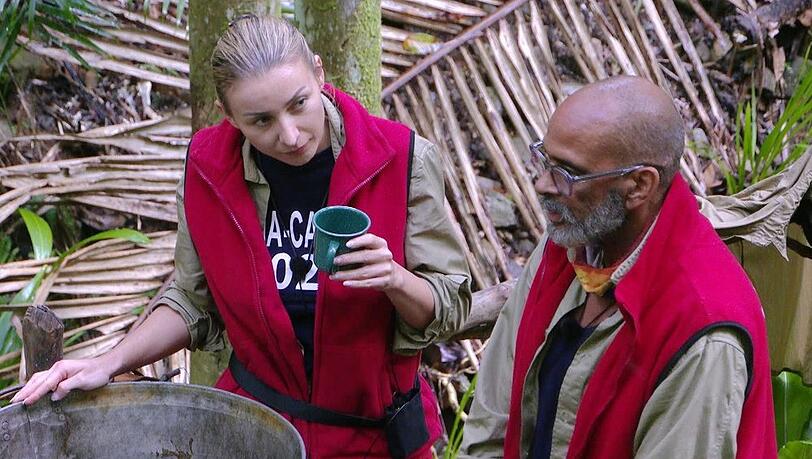 Anna-Carina Woitschack, hier noch im Gespräch mit Pierre Sanoussi-Bliss, ist aus dem Dschungelcamp ausgeschieden.