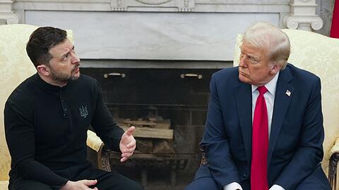 Der ukrainische Staatschef Wolodymyr Selenskyj (l) will US-Pr&auml;sident Donald Trump klarmachen, dass das Land in den Verhandlungen &uuml;ber ein Kriegsende mit Russland nicht kapitulieren wird. (Archivbild)