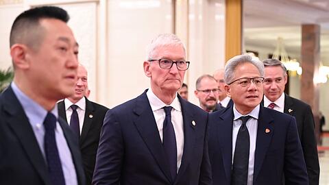 Hochrangige US-Manager wie Apple-CEO Tim Cook (M) sind beim Trump-Besuch dabei.