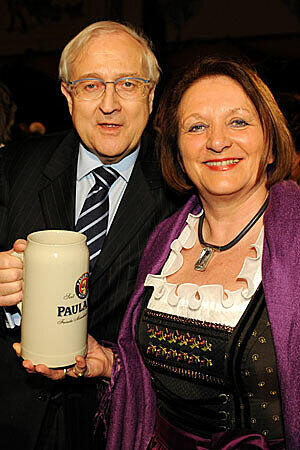 Bundeswirtschaftsminister Rainer Brüderle und Bundesjustizministerin Sabine Leutheusser-Schnarrenberger waren zum Starkbieranstich auf den Nockherberg gekommen und mussten sich Barnabas Spott anhören.