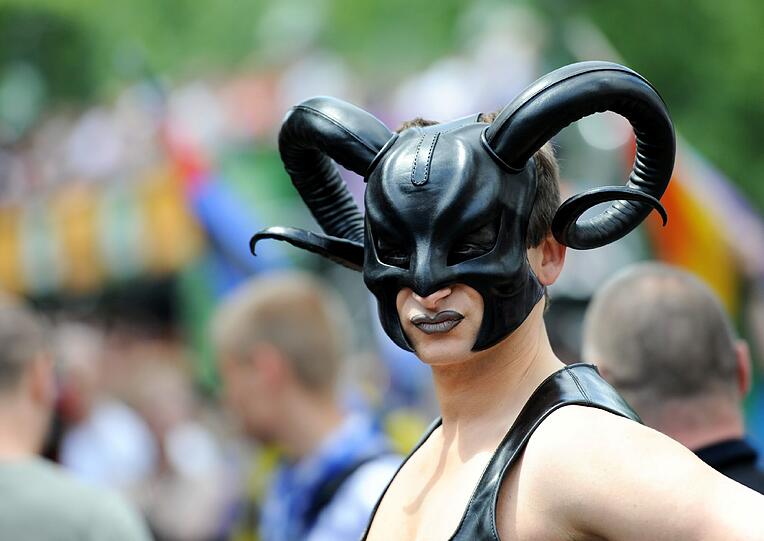 Fantasievoll bekleidet feiern am Samstag die Teilnehmer auf der Parade zum Christopher Street Day (CSD) in Berlin.