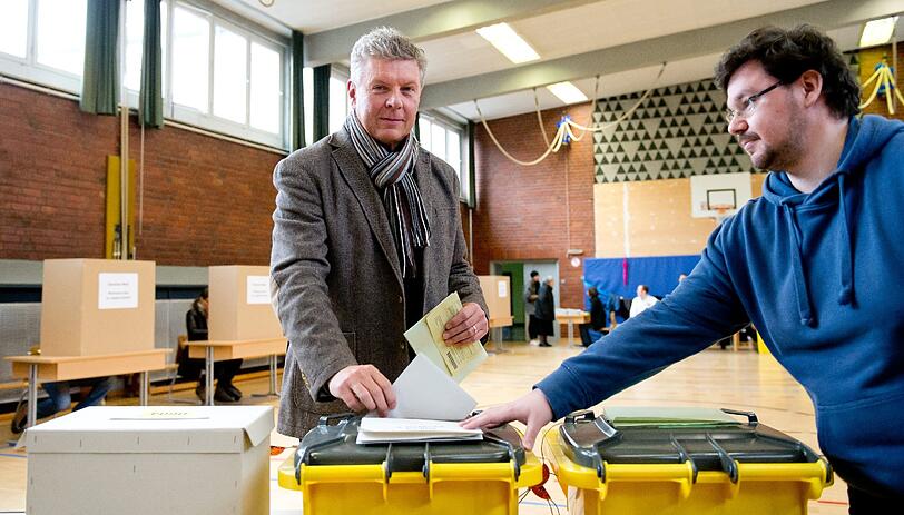 Kommunalwahl 2014: Dieter Reiter gibt seinen Stimmzettel in München ab.