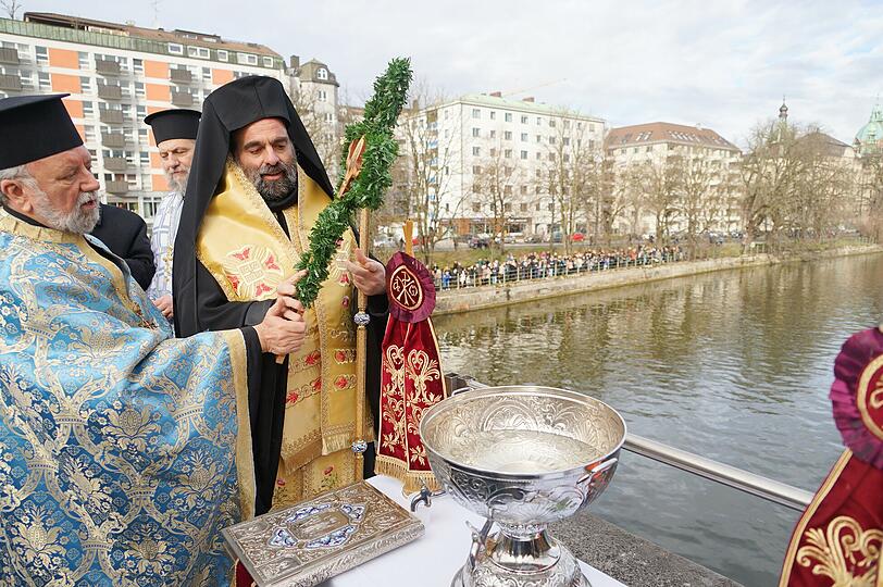 Weihbischof Bartholomaios von Arianz (rechts) und Erzpriester Apostolos Malamoussis mit dem Kreuz, das zur Segnung des Isar-Wassers drei Mal in den Fluss geworfen wurde.