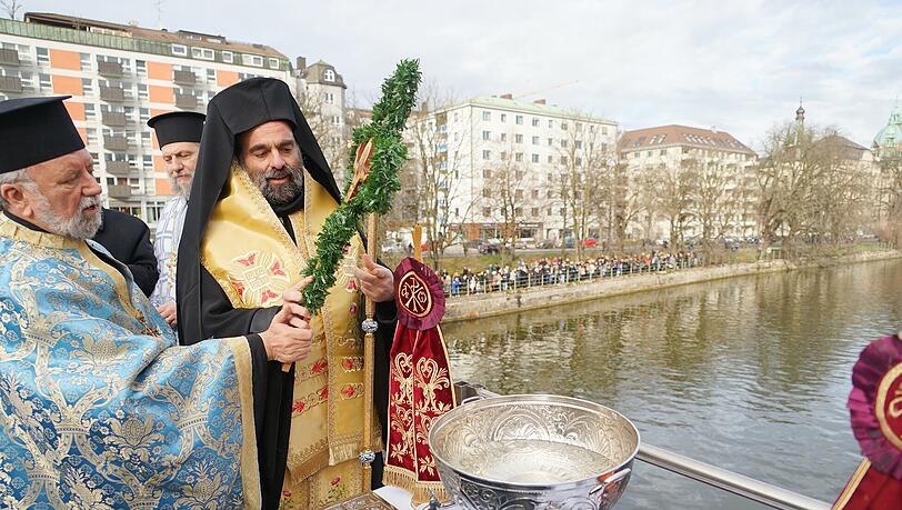 Weihbischof Bartholomaios von Arianz (rechts) und Erzpriester Apostolos Malamoussis mit dem Kreuz, das zur Segnung des Isar-Wassers drei Mal in den Fluss geworfen wurde. Weihbischof Bartholomaios von Arianz (rechts) und Erzpriester Apostolos Malamoussis mit dem Kreuz, das zur Segnung des Isar-Wassers drei Mal in den Fluss geworfen wurde.