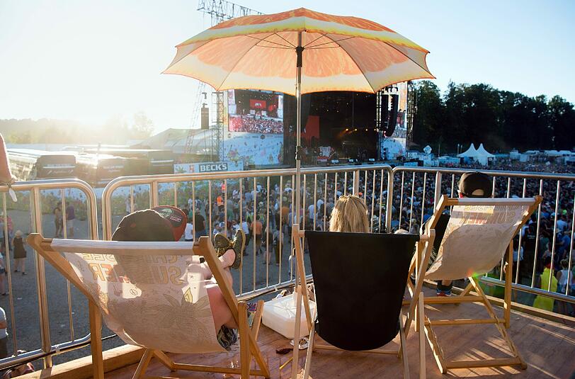 Tag 1: Seeufer und Bergkulisse mit Beats, Gitarren und polyrhythmischen Klängen - das 22. Chiemsee Summer Festival in Übersee geht noch bis Sonntag.