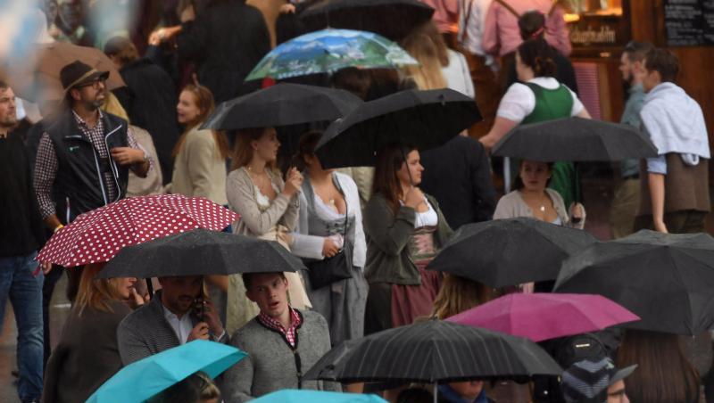 Besucher gehen bei starkem Regen über die Wiesn. Foto: Felix Hörhager/dpa Besucher gehen bei starkem Regen über die Wiesn. Foto: Felix Hörhager/dpa