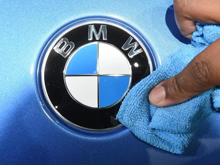 Ein BMW Logo aufgenommen beim zweiten Pressetag der North American International Auto Show (NAIAS). Foto: Uli Deck/Archiv