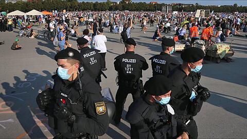 Eine "Querdenken"-Demo auf der Theresienwiese, wie hier im September 2020, wurde abgesagt - dennoch ist die Polizei auf spontane Versammlungen vorbereitet.
