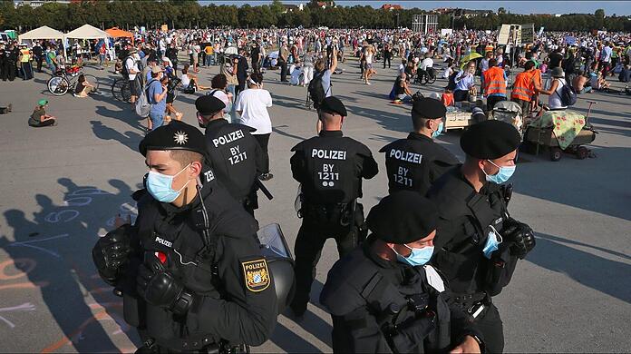 Polizisten überwachen das Demo-Geschehen auf der Theresienwiese.