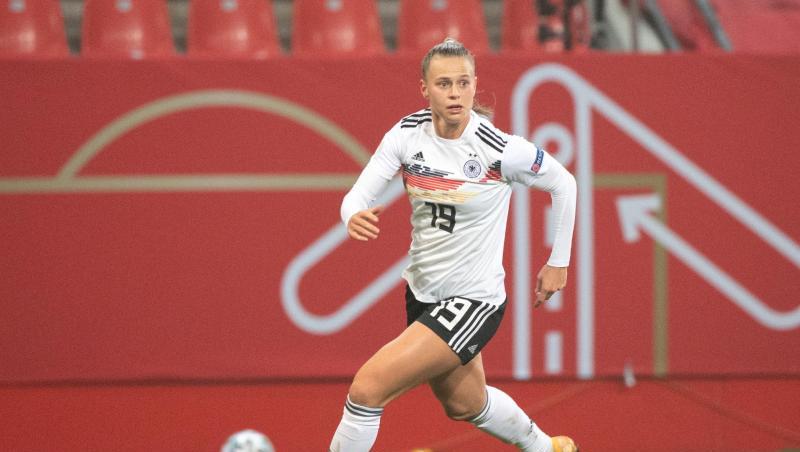 Klara Bühl von Deutschland spielt den Ball.