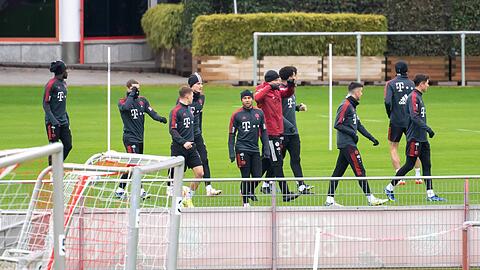 Der Kader des FC Bayern wird immer kleiner, am Mittwoch standen nur zehn Feldspieler auf dem Platz.
