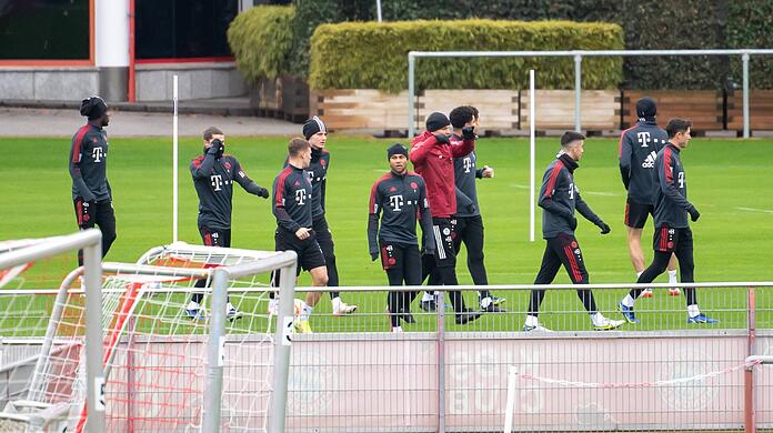 Der Kader des FC Bayern wird immer kleiner, am Mittwoch standen nur zehn Feldspieler auf dem Platz.