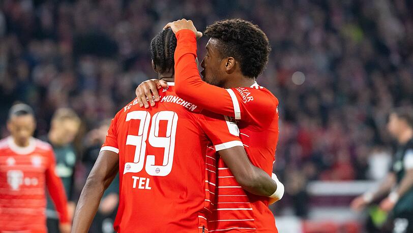 Mathys Tel (l) von München jubelt mit Kingsley Coman über sein Tor zum 6:1.
